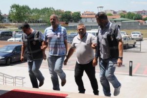 Adliye &ouml;n&uuml;ndeki silahlı &ccedil;atışmaya 3 tutuklama