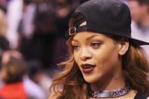 Rihanna hayranına mikrofonla vurdu