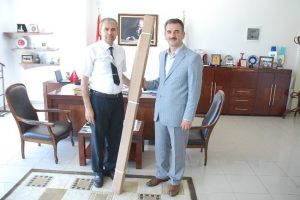 Projeksiyon jestine plaketli teşekk&uuml;r