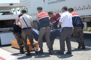 TIR s&uuml;r&uuml;c&uuml;s&uuml; &ccedil;ekicinin i&ccedil;inde &ouml;l&uuml; bulundu