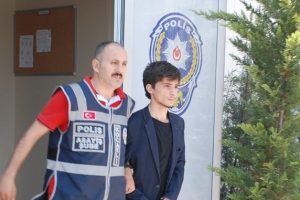 Tartıştığı eniştesini bı&ccedil;akladı