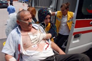 Kendisine saksıyla saldıran ev sahibini bı&ccedil;akladı