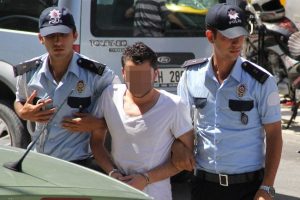 12 aracın lastiğini kesip meyve &ccedil;aldılar