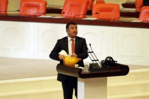 K&uuml;rs&uuml;ye kask ve maske ile &ccedil;ıktı