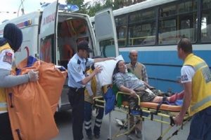 Hasta taşıyan ambulans kaza yaptı