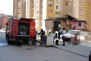 Doğanbey'de terk edilen tarihi mescitte yangın