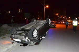 İki otomobil kafa kafaya &ccedil;arpıştı