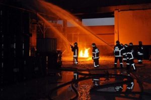Tutkal fabrikasında korkutan yangın: