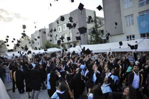 İMYO'da 300 &ouml;ğrencinin mezuniyet sevinci
