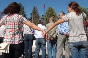 'Duran adam'lar ellerini kelep&ccedil;eledi
