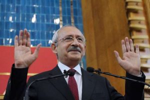 Kılı&ccedil;daroğlu'ndan gen&ccedil; &ccedil;ifte "&ccedil;apulcu" benzetmesi