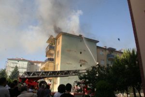 Bursa'da apartmanda korkutan yangın