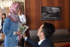 İmamdan pastanede diz &ccedil;&ouml;kerek evlilik teklifi