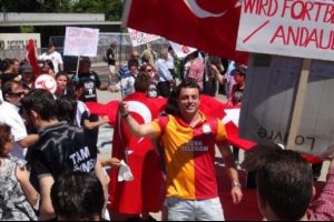BM &ouml;n&uuml;nde Gezi Parkı dayanışması