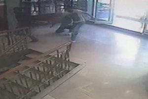 Silahlı d&ouml;ner bı&ccedil;aklı kavga kamerada