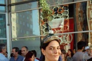 Kafasında "&ccedil;am fidanıyla" gezdi