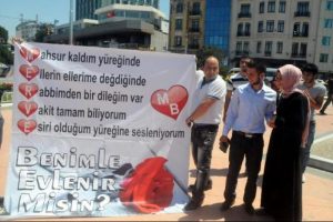 Taksim Meydanı'nda pankartlı evlilik teklifi
