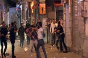 Eylemciler ile polisin yumruk yumruğa kavgası