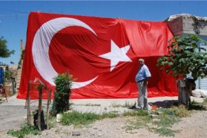 Erdoğan'ın &ccedil;ağrısı &uuml;zerine evine 96 metrekarelik T&uuml;rk bayrağı astı