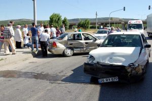 Bursalı aile kızlarının mezuniyetine giderken kaza yaptı