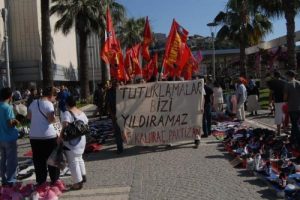 İzmir'de Gezi Parkı tutuklamalarına tepki