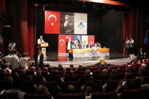 "Bizi d&ouml;vecekse millet d&ouml;vs&uuml;n"