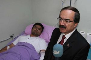 Vali olaylarda bı&ccedil;aklanan komiseri ziyaret etti