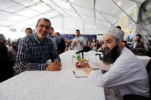 Jet Fadıl C&uuml;bbeli Hoca'nın elini &ouml;pmek isteyince...