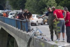 Otob&uuml;s k&ouml;pr&uuml;den u&ccedil;tu: 16 &ouml;l&uuml;