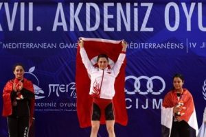 Sibel Şimşek'ten 1 altın, 1 g&uuml;m&uuml;ş madalya
