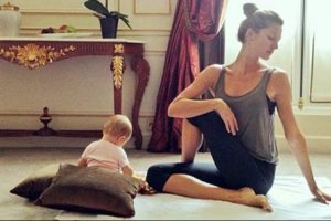 Gisele B&uuml;ndchen kızıyla yoga yaptı