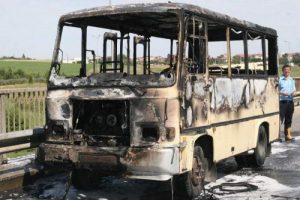 Seyir halinde alev alan yolcu minib&uuml;s&uuml; yandı