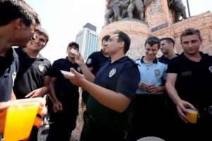 Taksim'de  s&uuml;rpriz doğum g&uuml;n&uuml; kutlaması