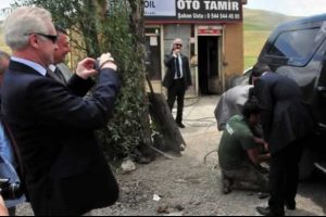 Ricciardone'nin aracının lastiği patlayınca...