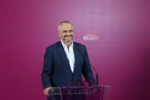 Edi Rama se&ccedil;im zaferini ilan etti
