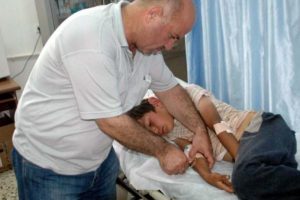 Tutunduğu kamyonetin arkasından d&uuml;şt&uuml;