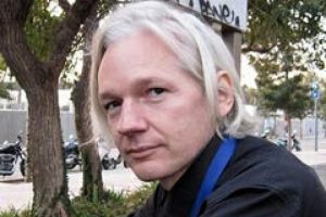 Eski ajanı, Assange'ın avukatı savunabilir