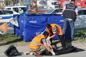 Namaz &ccedil;ıkışı arabanın altında kaldı
