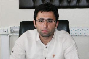 Hasta yakını kadınlar, doktora fır&ccedil;a sapıyla saldırı