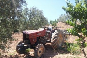 Trakt&ouml;r&uuml;n altında kalarak can verdi