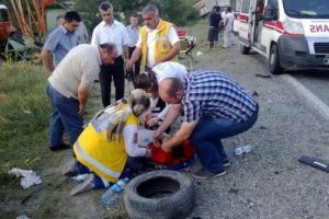 Tomruk y&uuml;kl&uuml; TIR otomobile &ccedil;arptı