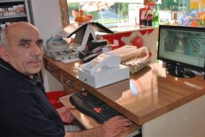 Hırsızlardan kurtulmak i&ccedil;in d&uuml;kkanını taşıdı