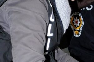 Polisin d&ouml;v&uuml;p bodruma kilitlediği kadını polis kurtardı