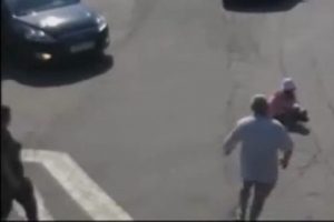 Arabanın kapısından d&uuml;şen bebek feci şekilde can verdi