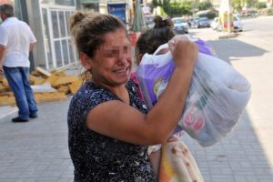 Şiddet g&ouml;ren kadın otob&uuml;s bileti i&ccedil;in kapı kapı dolaştı