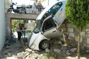 Motosikletliye &ccedil;arpmamak i&ccedil;in evin bah&ccedil;esine u&ccedil;tu