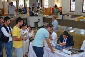 Rekt&ouml;r La&ccedil;iner, kitaplarını imzaladı