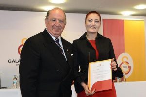 Candan Er&ccedil;etin, &Uuml;nal Aysal'ın yardımcısı oldu