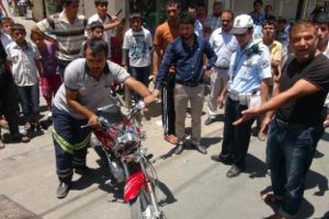 Ehliyetsiz motosiklet s&uuml;r&uuml;c&uuml;s&uuml; kaza yaptı