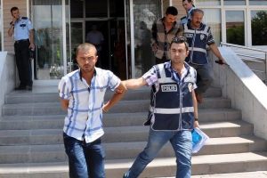 Cami &ouml;n&uuml;nde otomobil soyan hırsızlar yakalandı